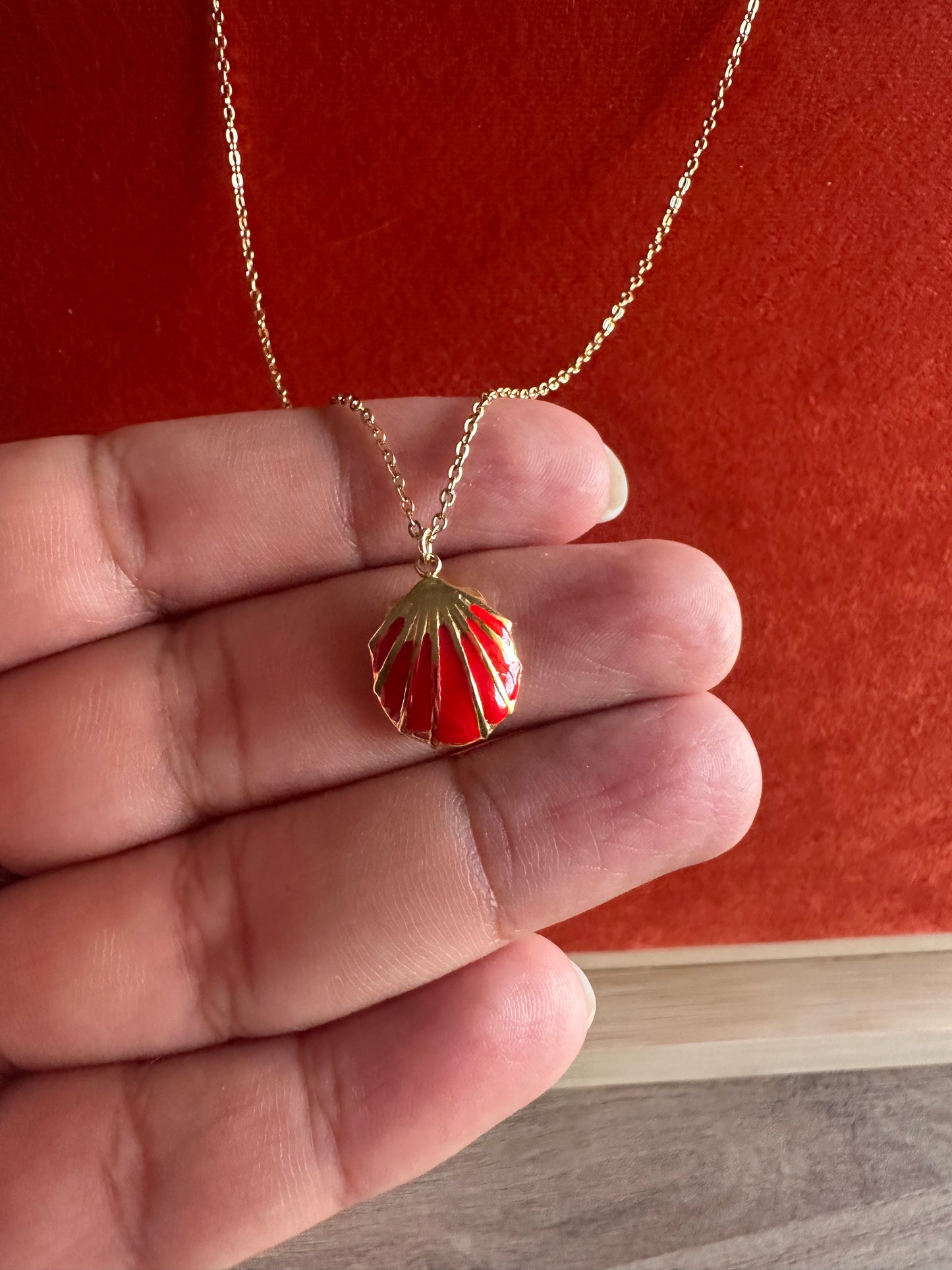 Collar concha roja