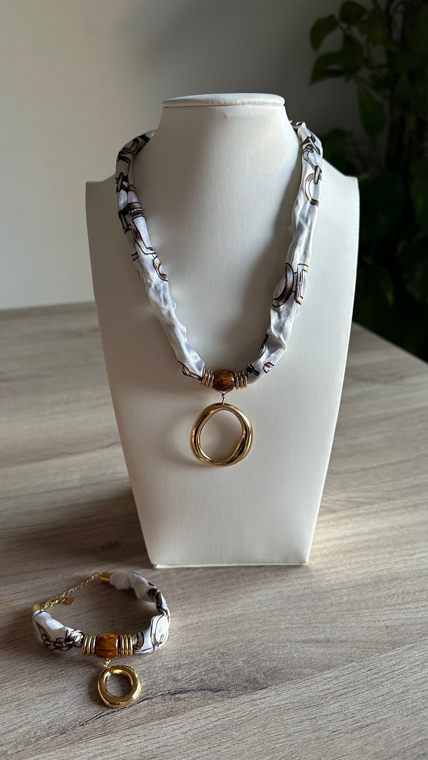 Collar pañuelo blanco