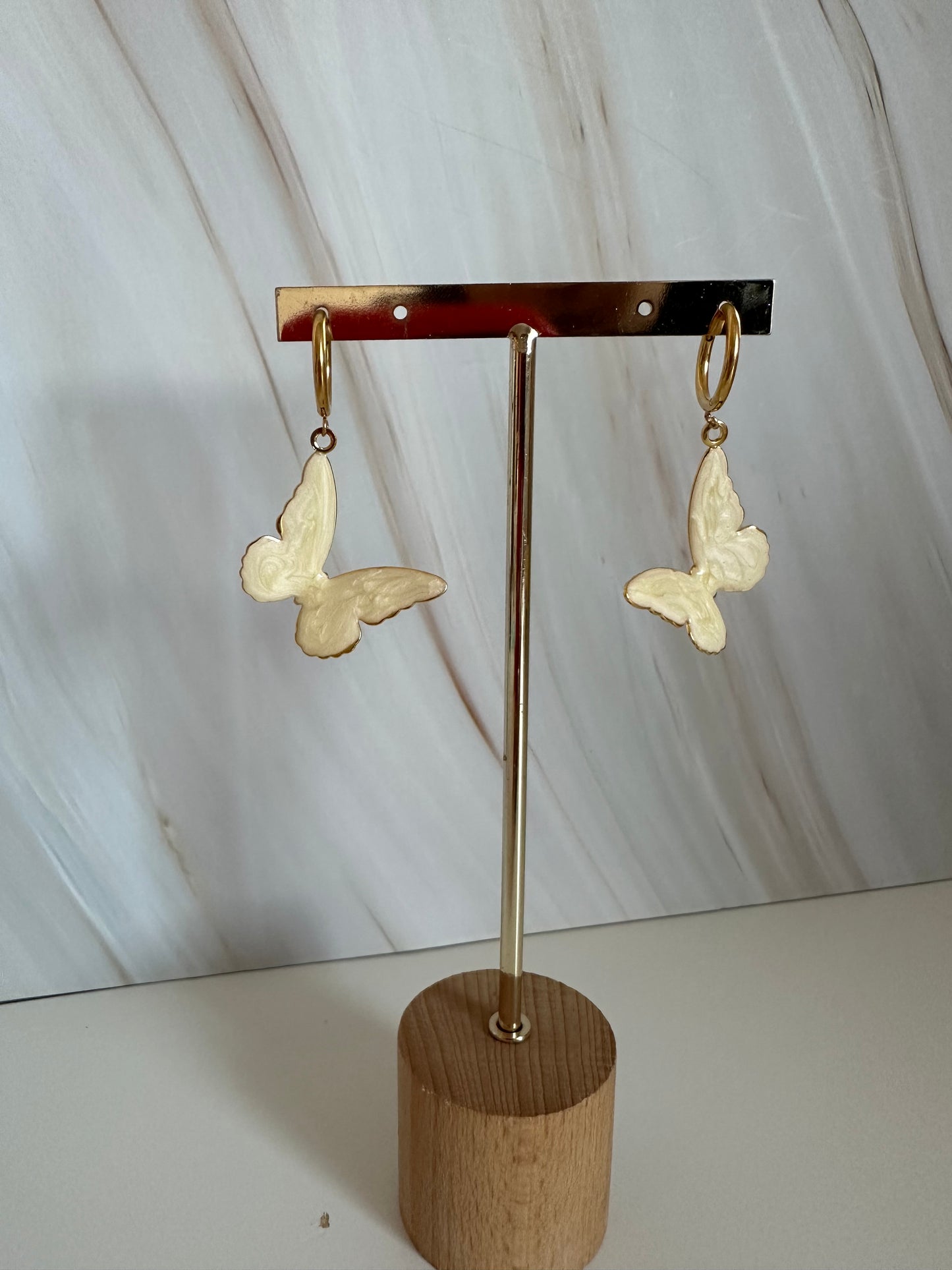 Pendiente mariposa mantequilla