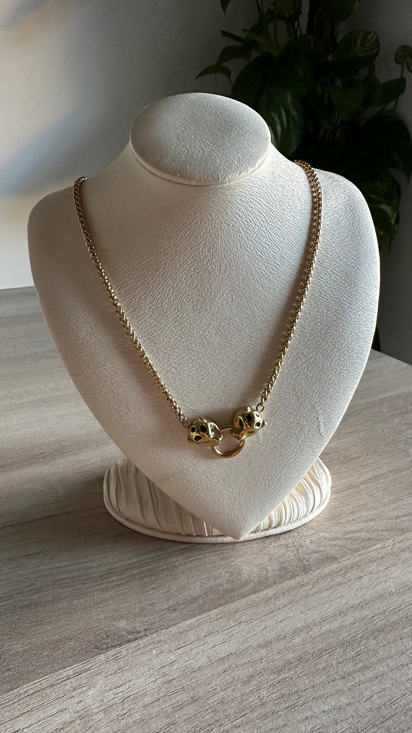 Collar Lion