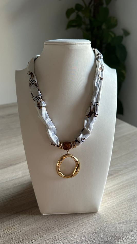 Collar pañuelo blanco